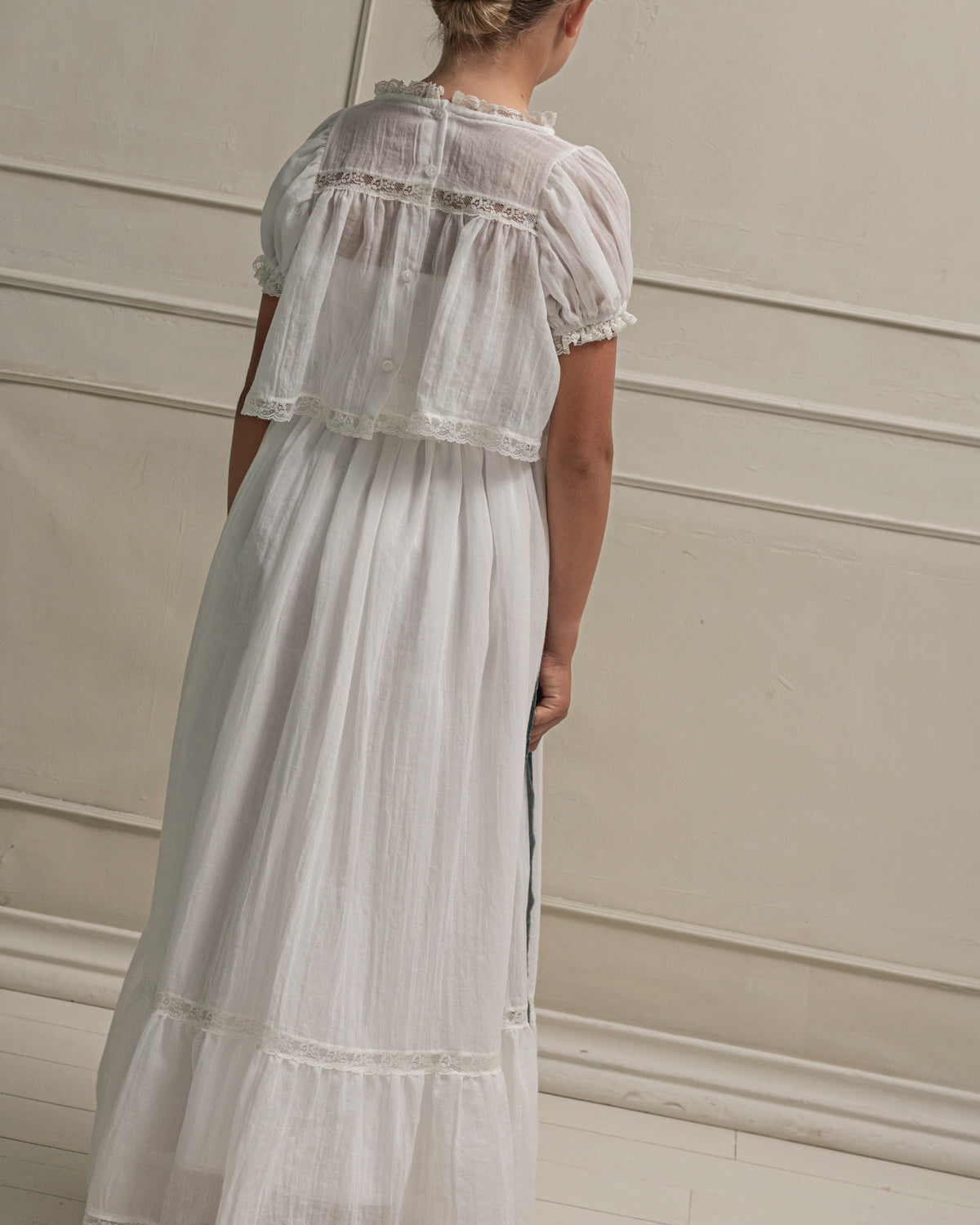 Conjunto de Primera Comunion de falda larga y blusa en blanco roto con encaje, Paola. Cosmosophie.