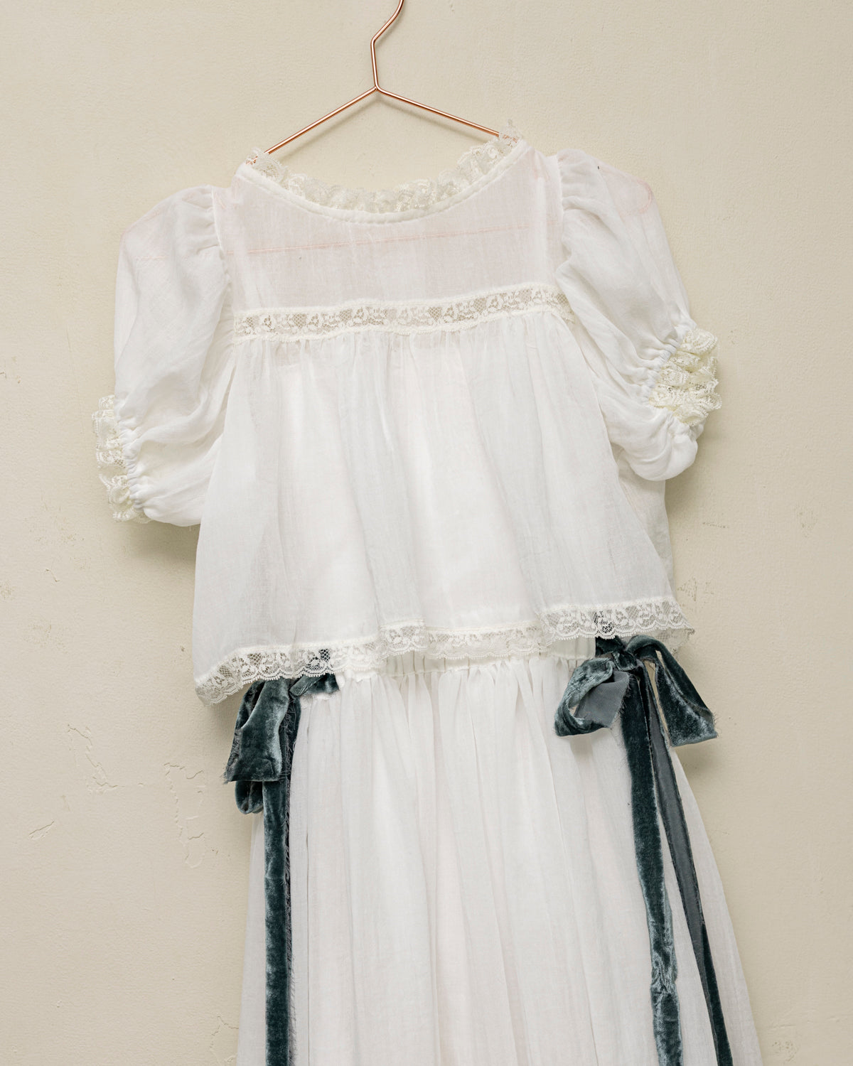 Conjunto de Primera Comunion de falda larga y blusa en blanco roto con encaje, Paola. Cosmosophie.