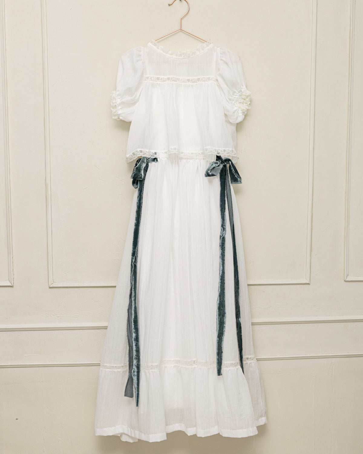 Conjunto de Primera Comunion de falda larga y blusa en blanco roto con encaje, Paola. Cosmosophie.