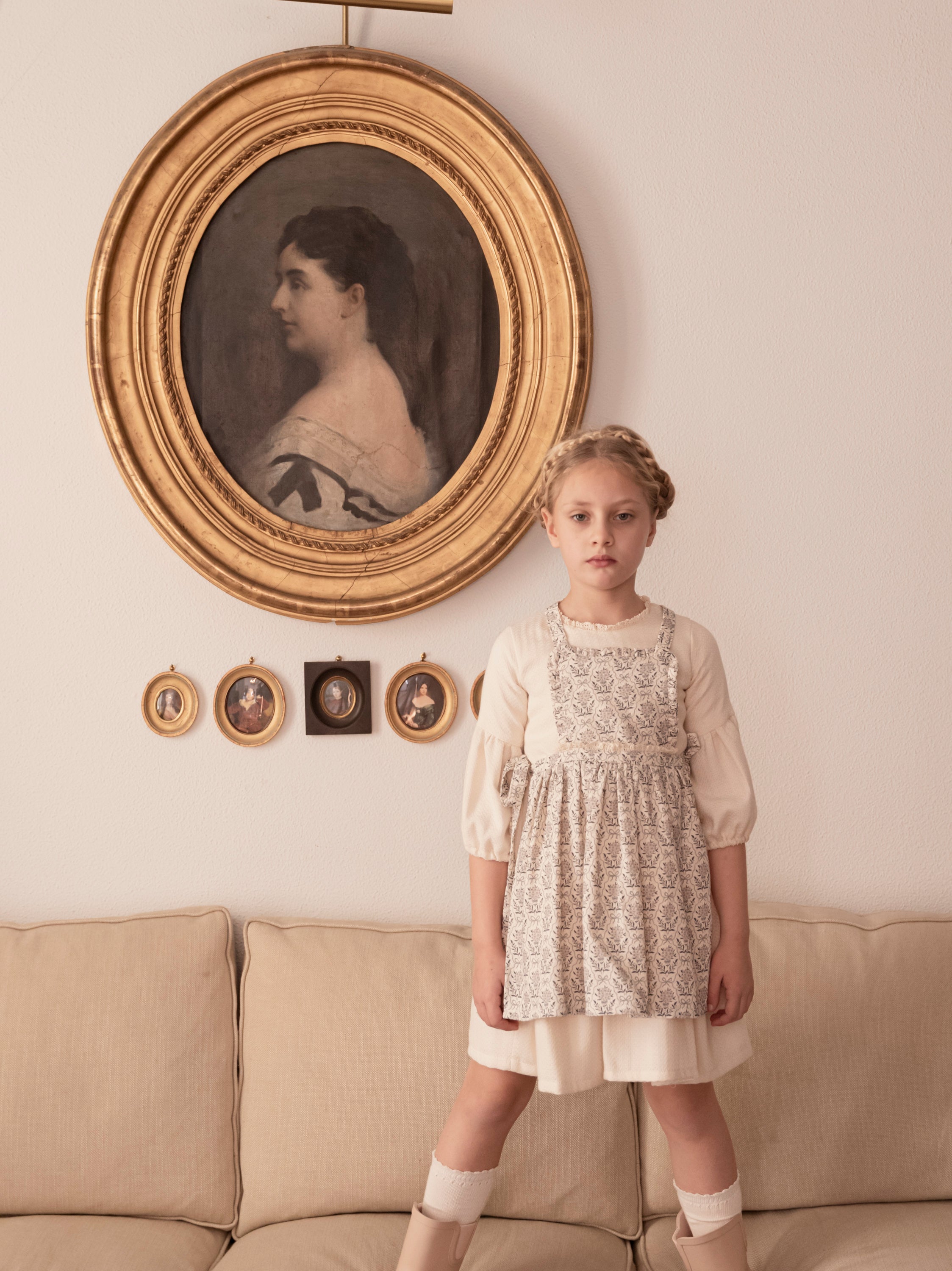 Vestido beige con delantal de flores en azul y gris de Cosmosophie