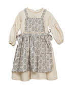 Vestido beige con delantal de flores en azul y gris de Cosmosophie