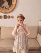 Vestido beige con delantal de flores en azul y gris de Cosmosophie