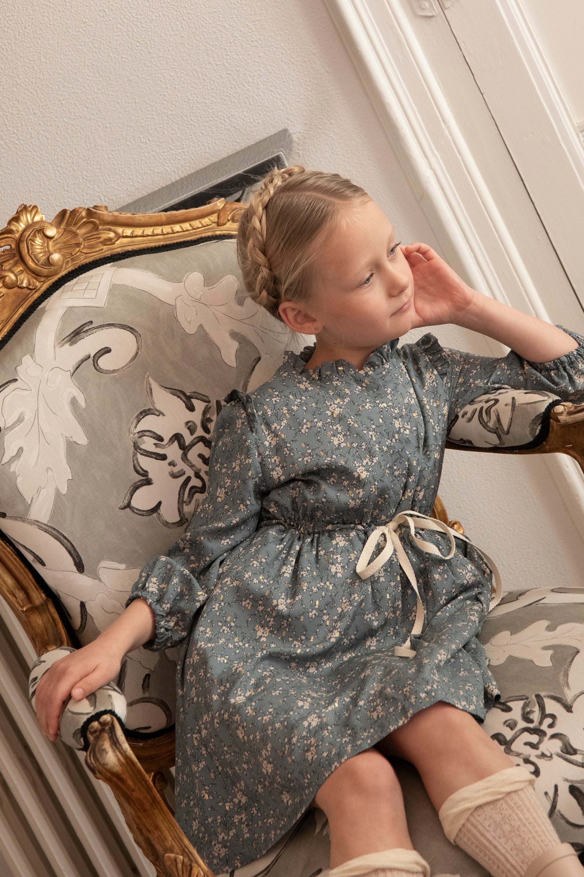 Vestido azul griseace estampado de flores  beige y oro Cosmosophie