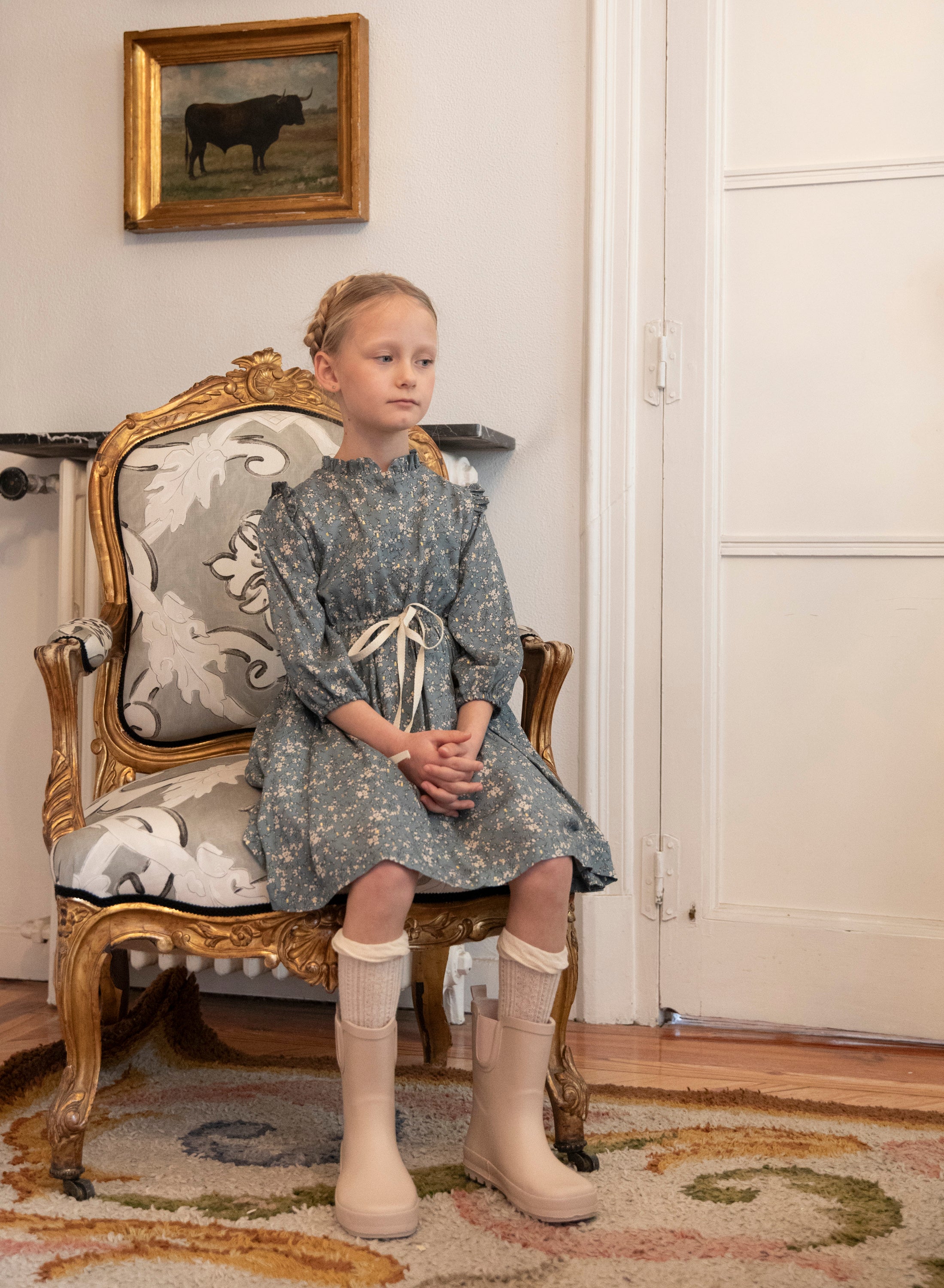 Vestido azul griseace estampado de flores  beige y oro Cosmosophie