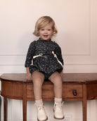 Ranita bebe azul noche con flores y oro de Cosmosophie