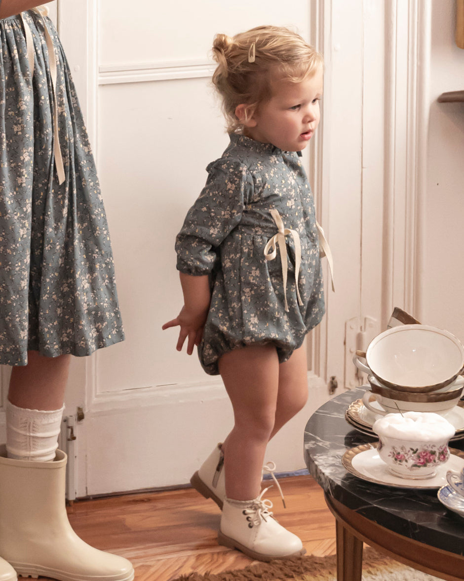 Ranita bebe viscosa flores en azul y beige de Cosmosophie