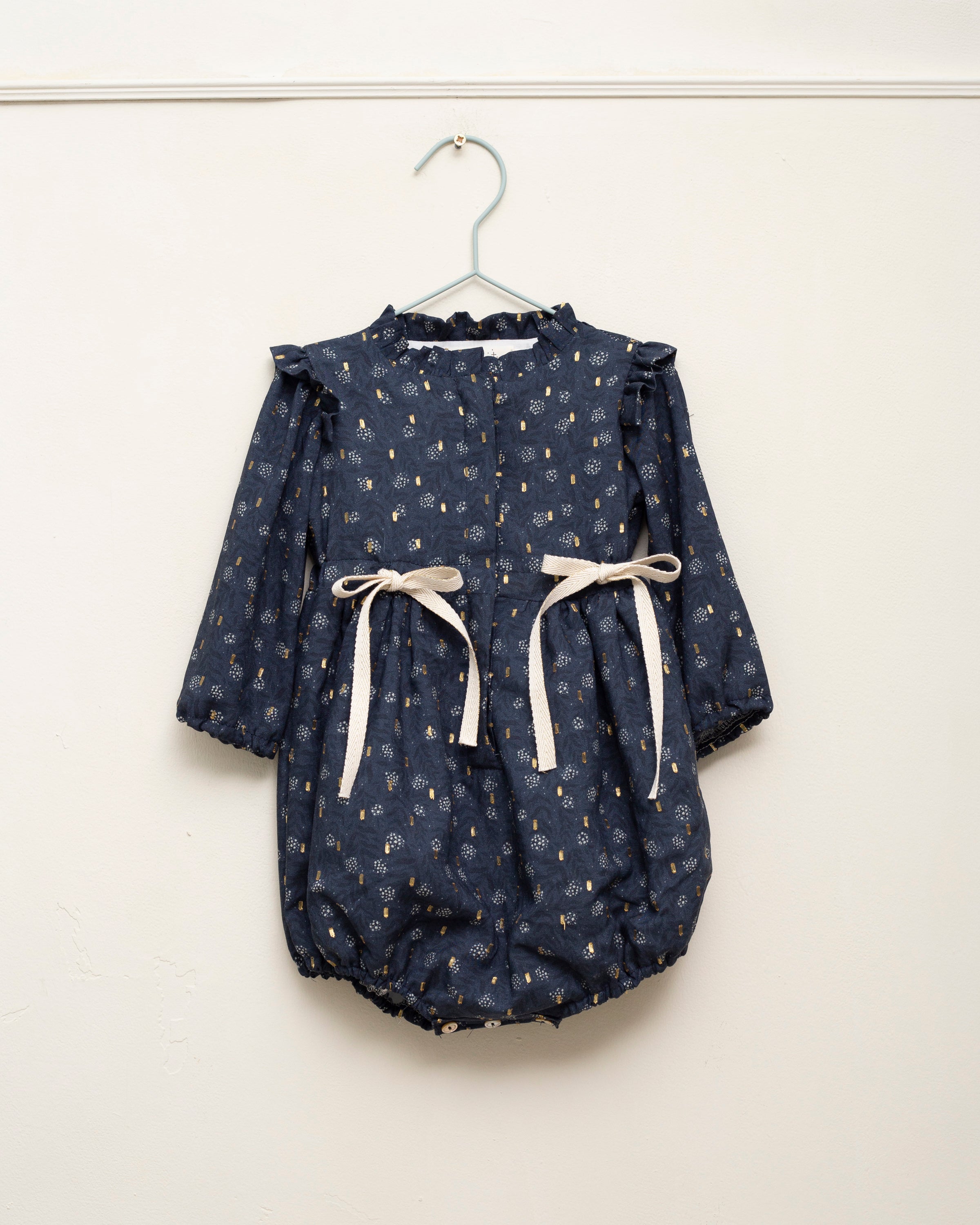 Ranita bebe azul noche con flores y oro de Cosmosophie