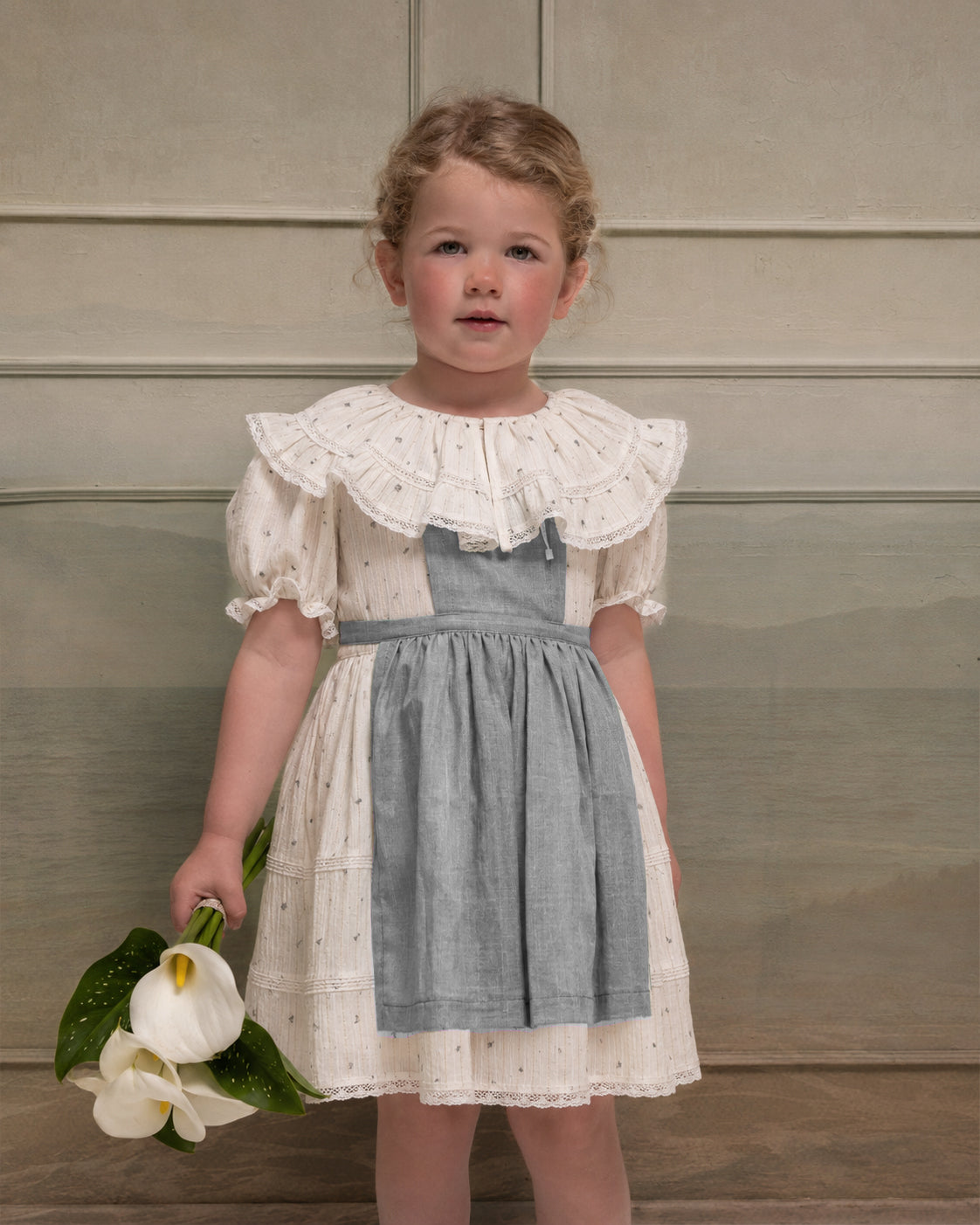 Traje Arras Flores con gran cuello, encaje algodón y delantal  Cosmosophie.