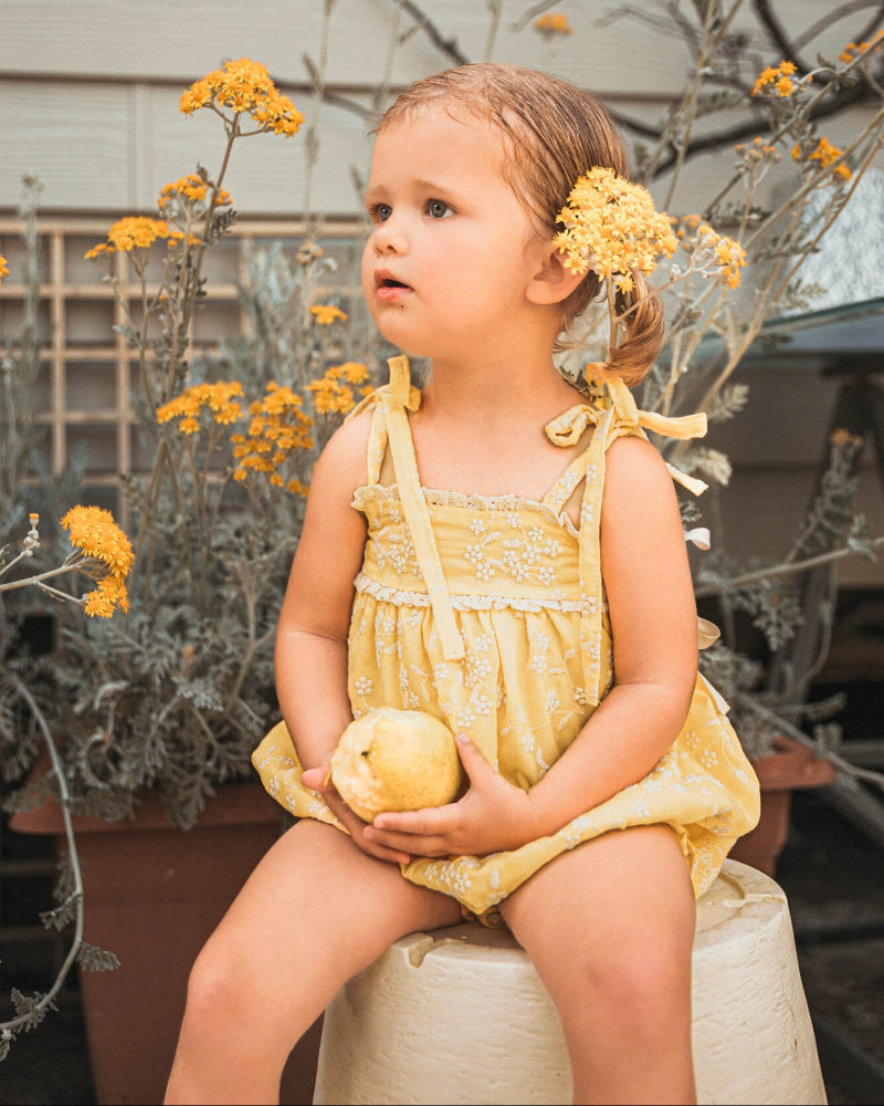 Ranita bebe amarilla bordada Cosmosophie