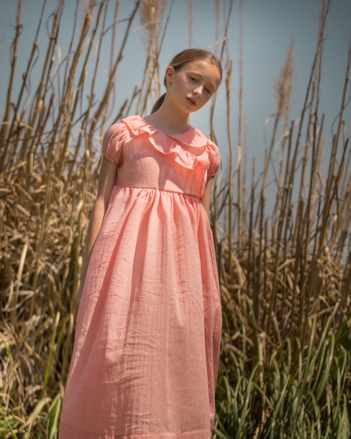 Vestido de comunión o arras largo para niña . Detalle de volante en el pecho. Vestido comunion original y sencillo