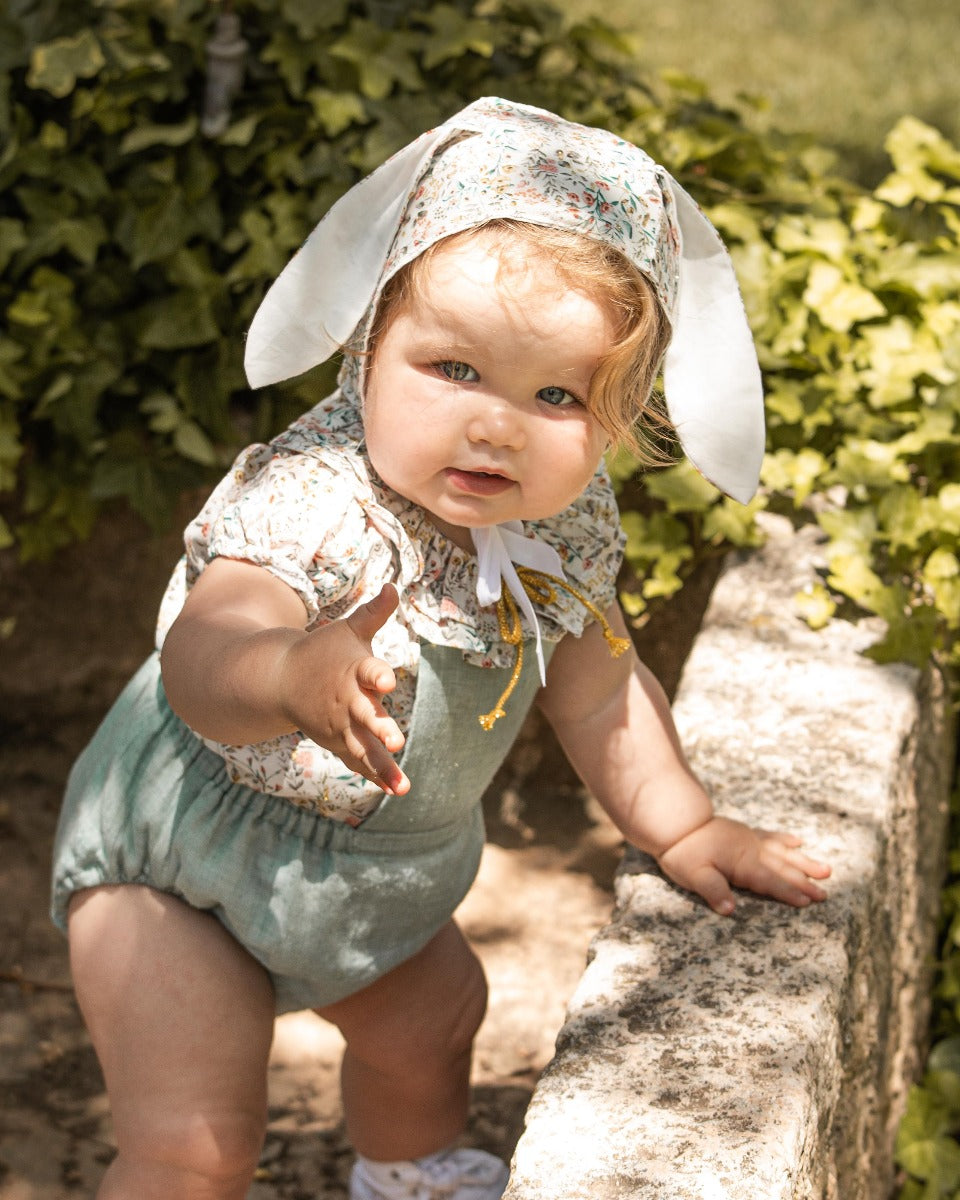 baby shirt ruffled collar in flower print with gold dots