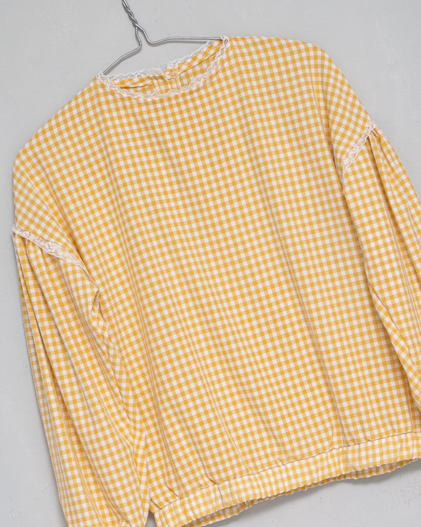 blusa vichy amarillo con detalles de encaje estilo retro