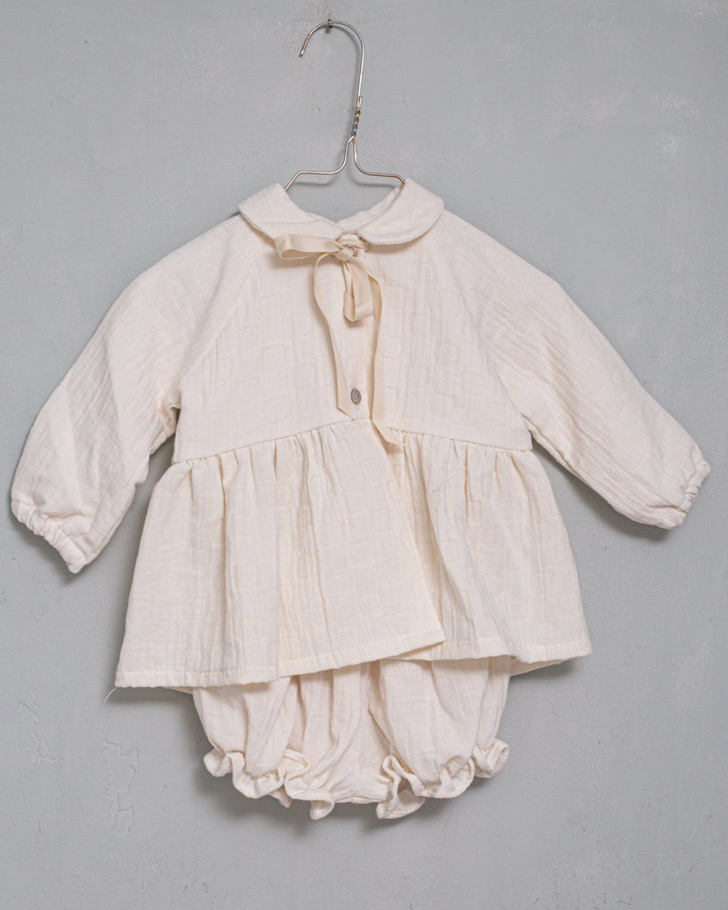 An ideal set for your baby made up open front coat shirt with a baby collar, and a matching baby bloomer. Elastic waist and cuffs for comfort.