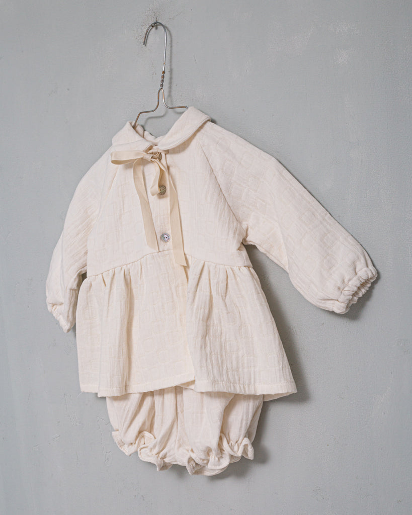 Un conjunto ideal para tu bebe formado por una blusa abrigo con cuello bebe, abierto por delante y un cubre pañal a juego. Cintura y muslos elásticos para mayor comodidad.