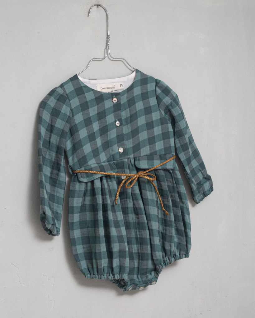 Your baby will look beautiful in this gingham print romper in green. You'll love the contrasting detail on the neck, its decorative pockets and its tie detail at the waist. Front button closure and between legs. Elasticated cuffs for greater comfort.
