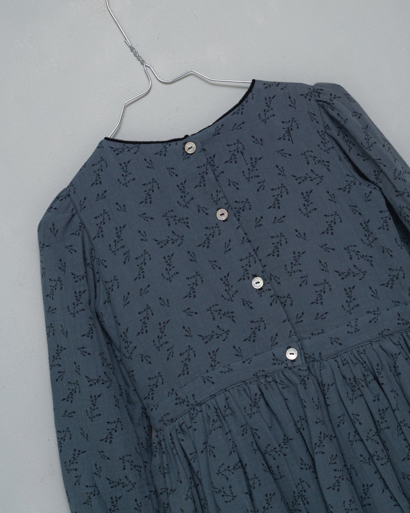 Te encantará nuestro vestido Pandora de corte vintage. Detalle en el cuello a contraste en color negro. Realizado en una preciosa tela de doble gasa algodón el estampado es de florecitas en en negro sobre fondo azul oscuro.
