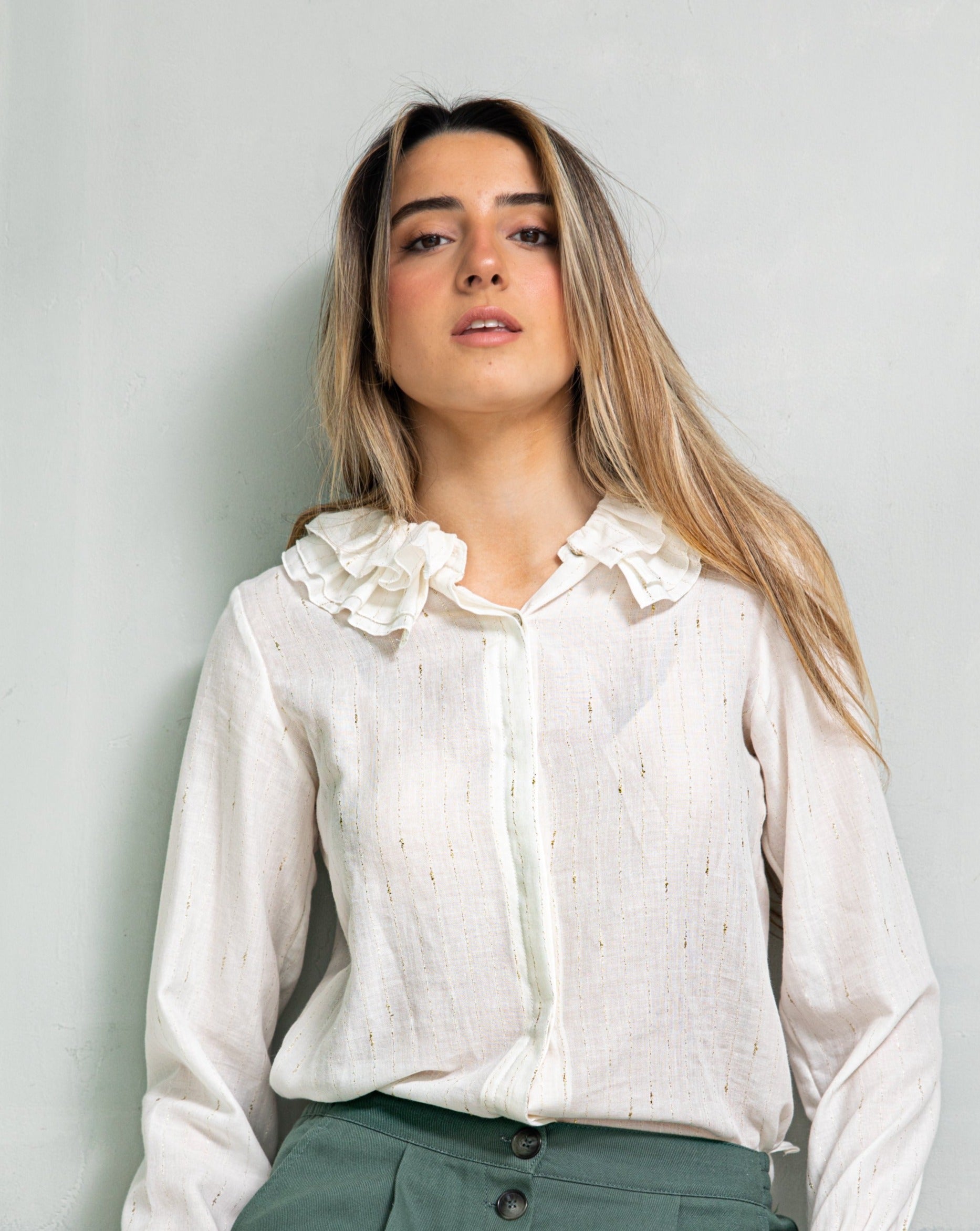 ruffled collar shirt in gold and white viscose