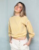 blusa vichy amarillo con detalles de encaje estilo retro