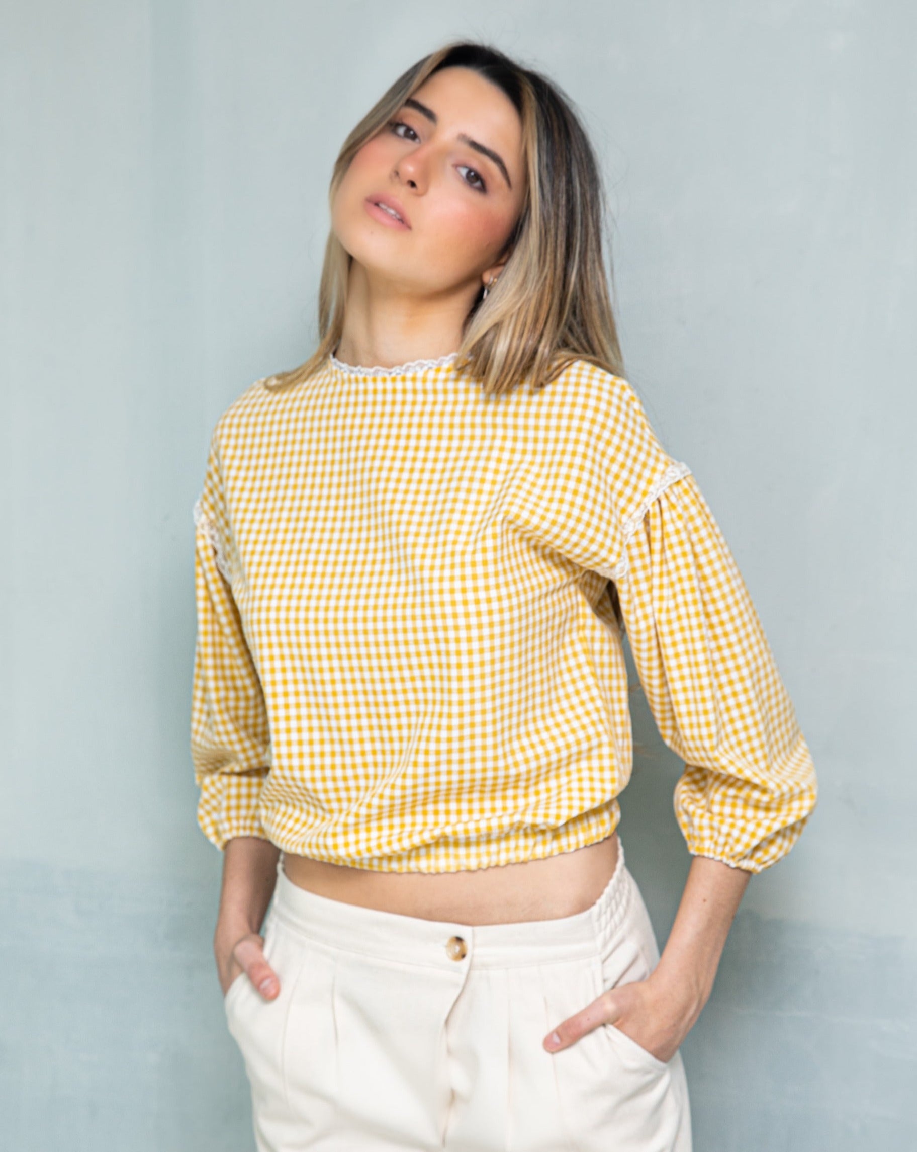 blusa vichy amarillo con detalles de encaje estilo retro