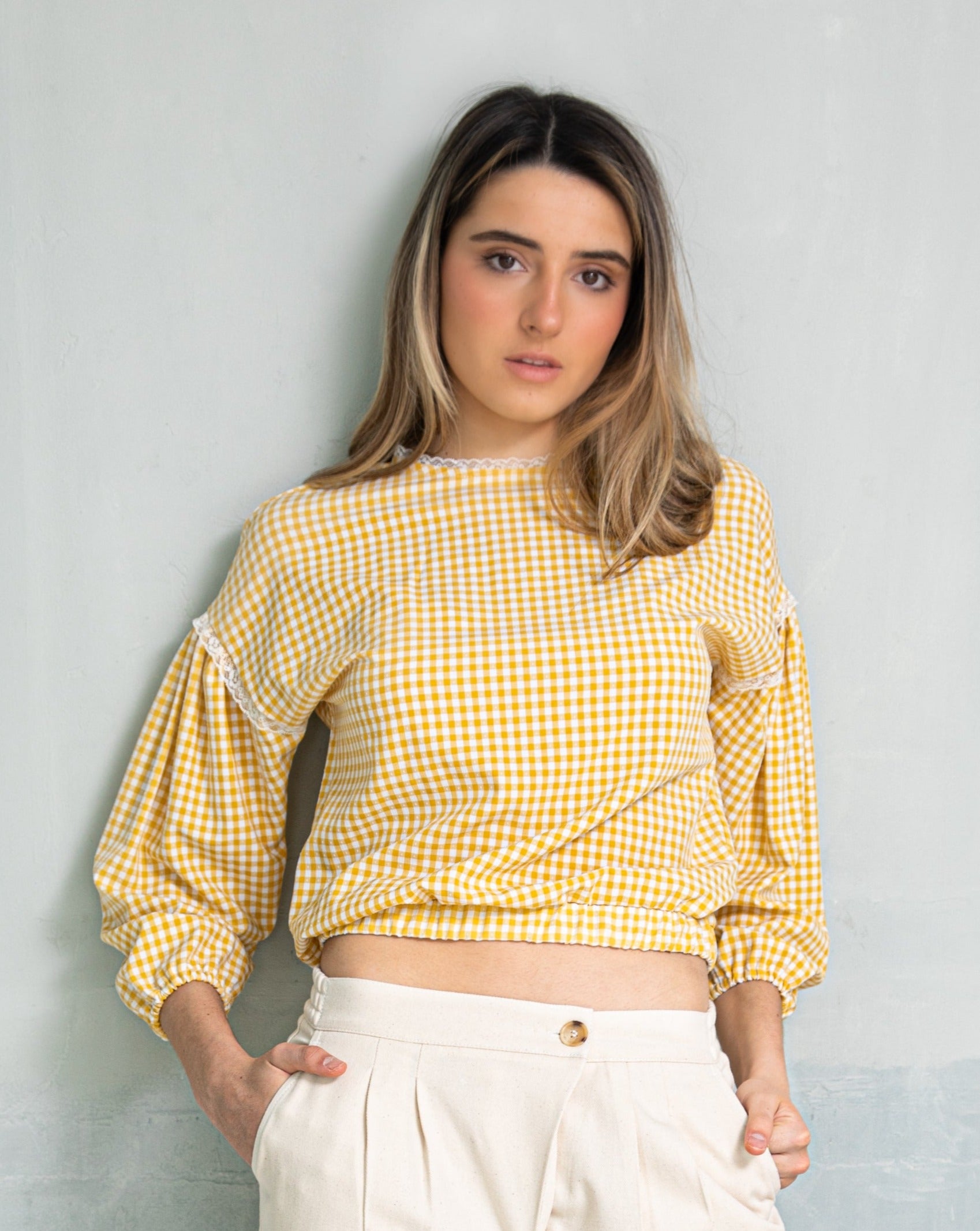 blusa vichy amarillo con detalles de encaje estilo retro