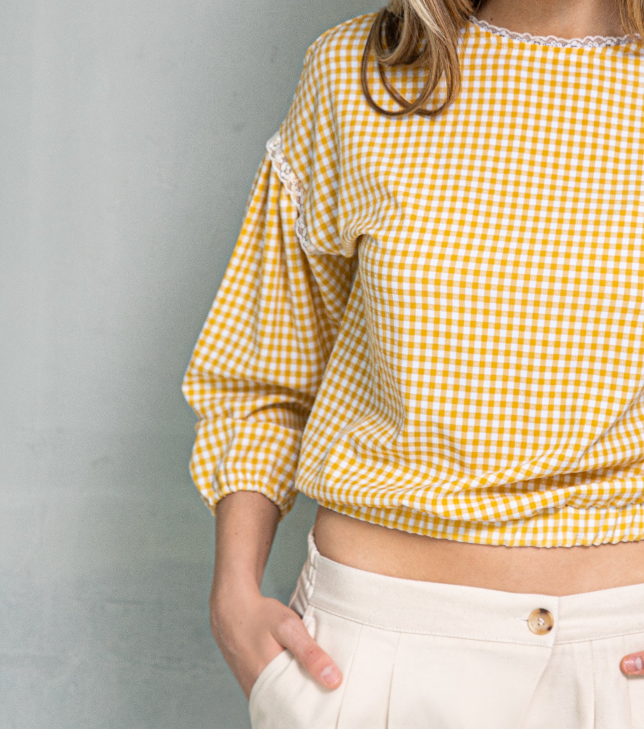 blusa vichy amarillo con detalles de encaje estilo retro