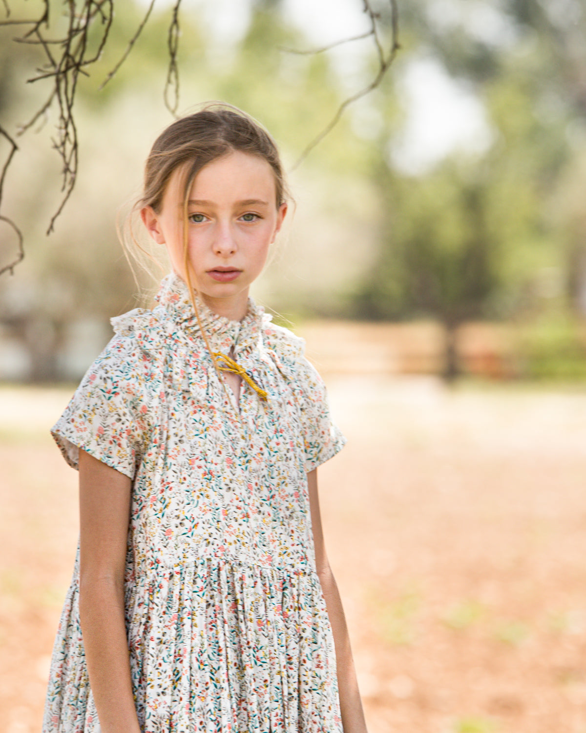 Vestido de ceremonia para niña en viscosa de flores y puntos dorados. para bautizo boda o comunion