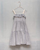 Vestido de tirantes para niña y adolescente en color gris y falda de volantes. Para bodas bauttizos o comunion. Cosmosphie