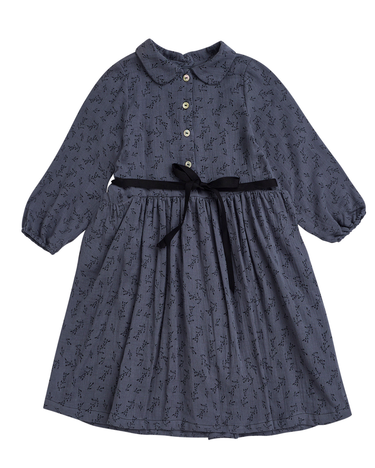 Vestido abierto por delante con botones y cuello bebe. Te encantrá su tejido de doble gasa de color azul con estampado de pequeñas florecitas en negro. Como detalles, lleva una cinta en negro que se anuda en la cintura.