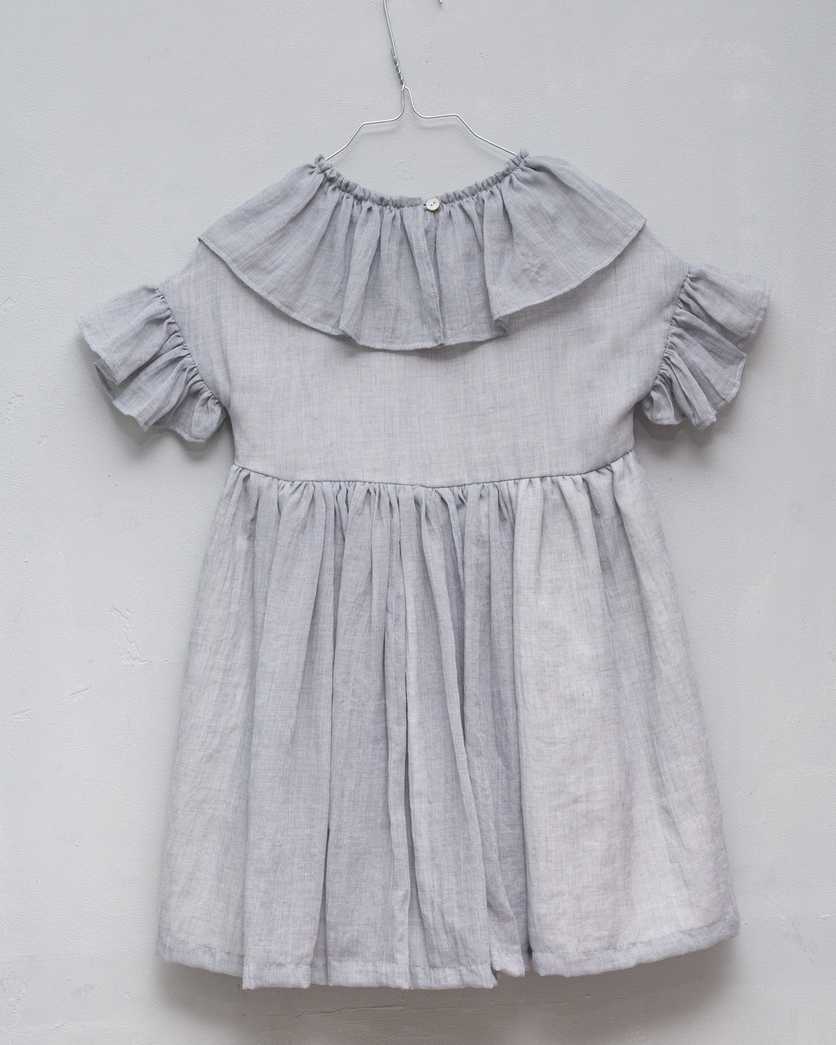 Special occasions dress in light grey. Big peter pan collar. Ruffles on the slevees. Luxury childrens wear eurpean brand