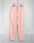 Pantalo mujer de lino rosa corte slim chino con botones vistos. Modelo Popa