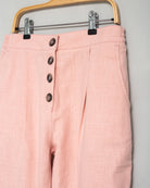 Pantalo mujer de lino rosa corte slim chino con botones vistos. Modelo Popa
