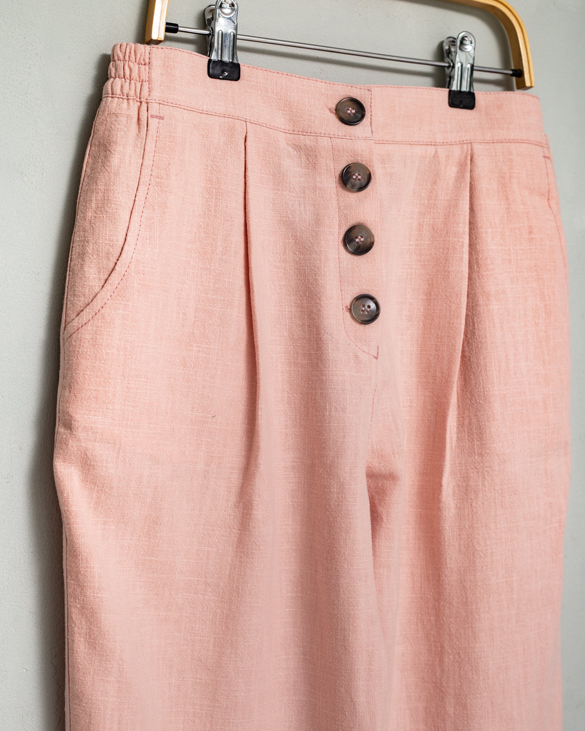 Pantalo mujer de lino rosa corte slim chino con botones vistos. Modelo Popa