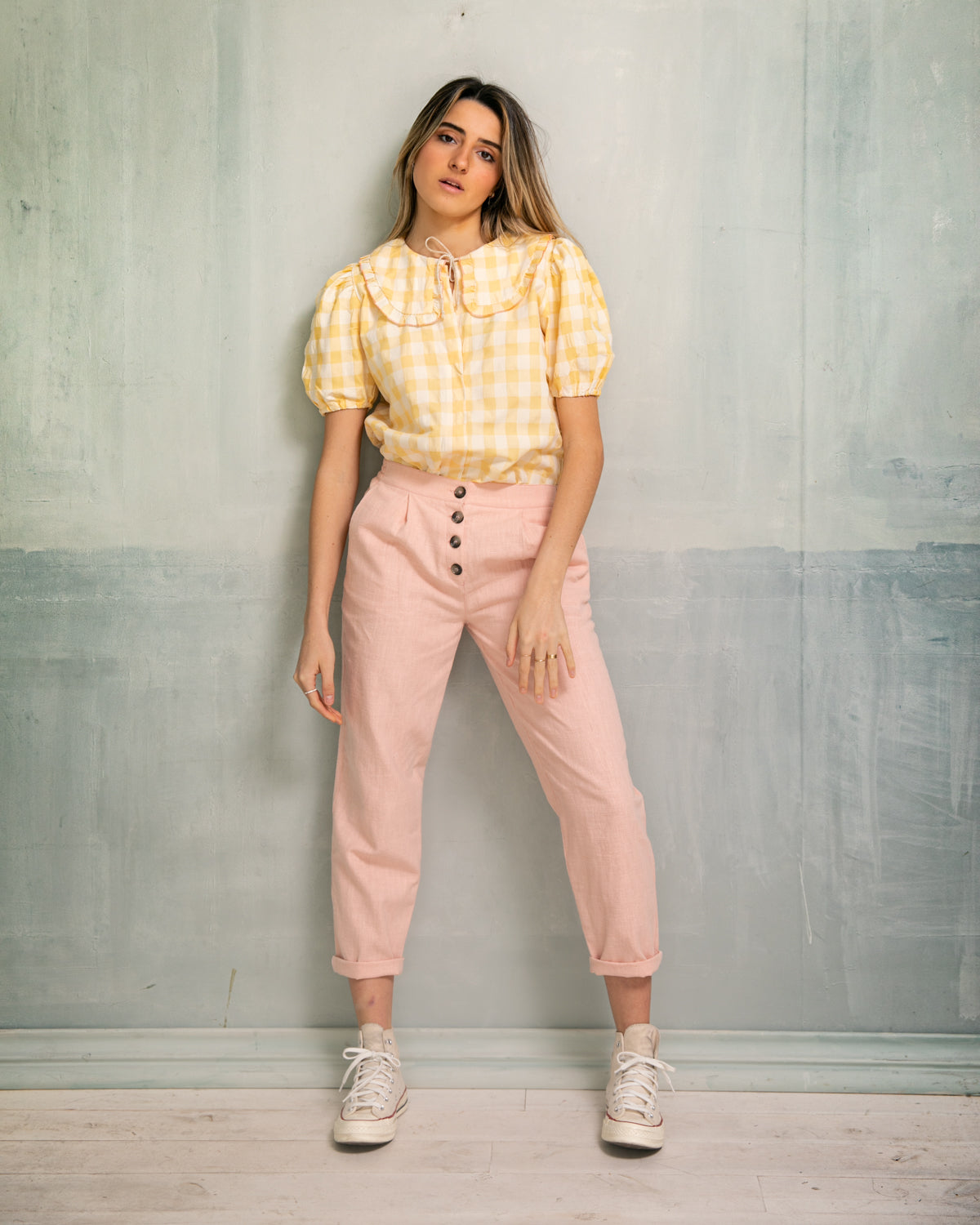 Pantalo mujer de lino rosa corte slim chino con botones vistos