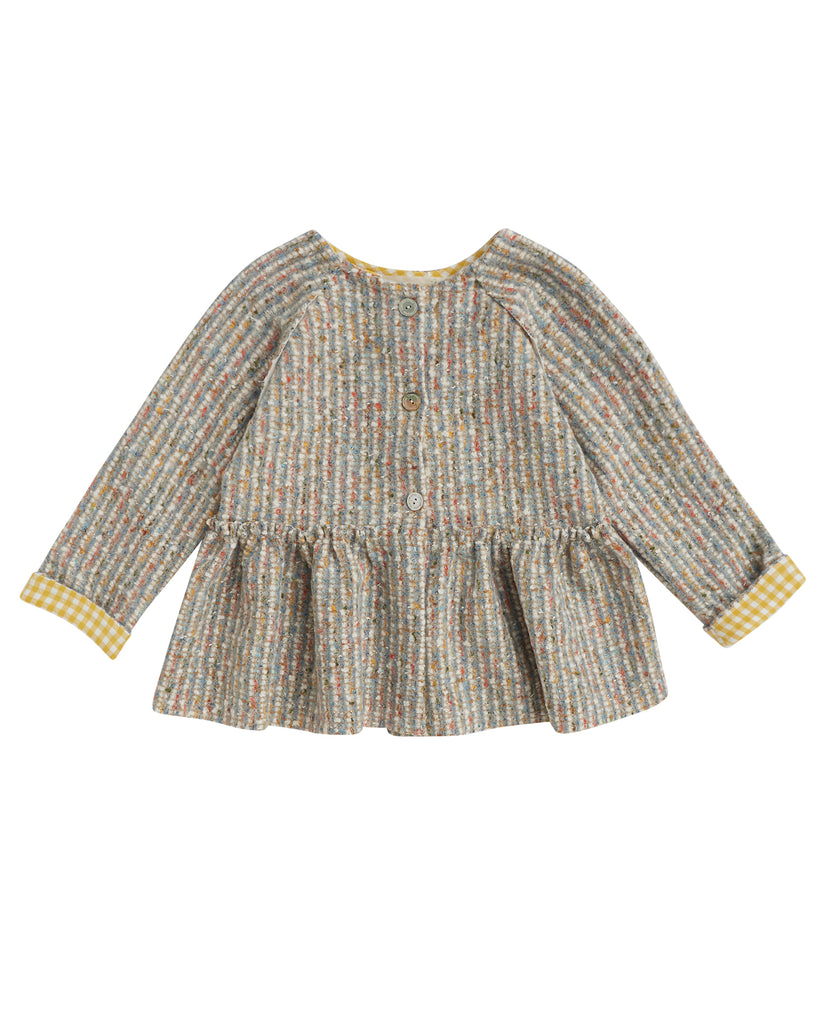 Beautiful jacket made of tweed in ecru, blue and pink tones with a touch of gold. You'll love its yellow gingham detail on the inside and on the sleeve. Perfect to combine with our Homa pinafore dress or romper