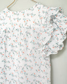 Detalle de blusa de flores romantica tendencia de volantes para una cena. Cosmosophie. Modelo Wolf